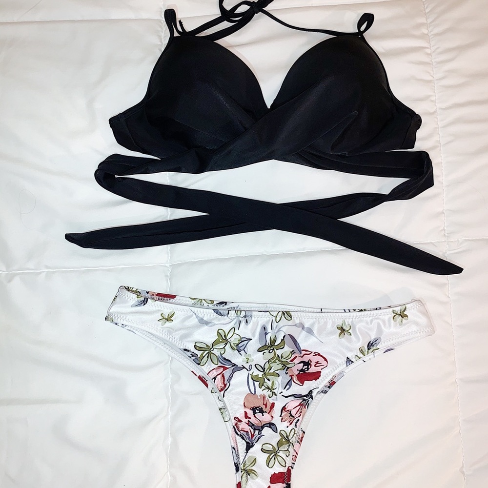 Bikini - Picture 3 of 5